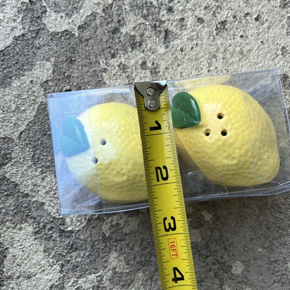 New lemon salt and pepper shakers - Picture 9 of 10
